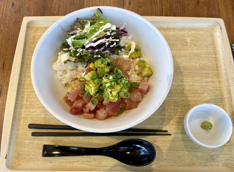 マグロとアボカドのポキライスボウル
